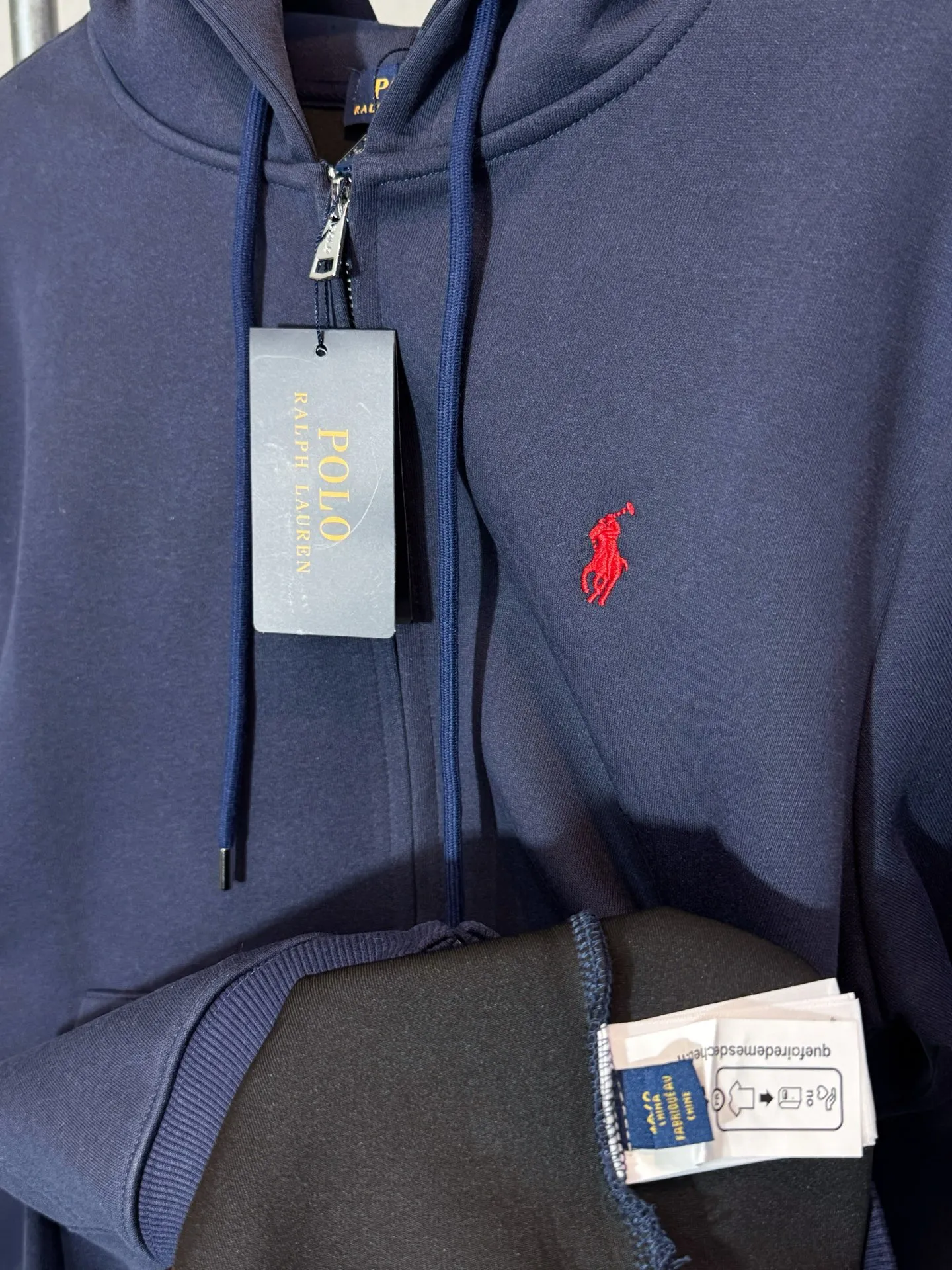 P260 model number: HE397 Ralph Lauren-Ralph Lauren hooded zipper jacket with small logo on the chest The fabric is made of 420g high-weight air customer service fabric. The upper body is comfortable and soft, and has high warmth retention. The chest is sewn with small embroidery of horseback riding and war marks. The embroidery is three-dimensional and full, highlighting the simple atmosphere of the clothes. The threads on the hem of the arms are made of the same material. The elastic thread of the same color as the cylinder, the zipper adopts the customized Polo original small letter hardware zipper, the clothes are designed with a hood, made by a famous factory, with hemming and wrapping strips, the original original label, complete with three labels, os loose version, a popular item of the season, feel free to buy it.  Color: Black/Navy Blue Size: S M L XL